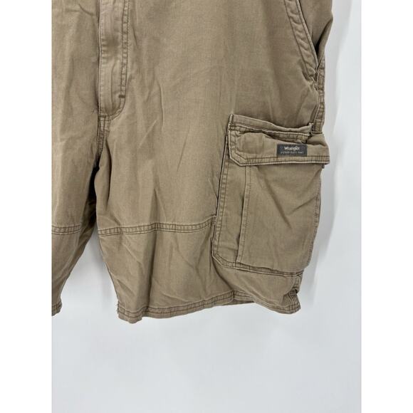 Wrangler Relaxed Fit Shorts Mens 42x10 Beige Cargo Cotton Blend Outdoor Pockets - Picture 3 of 16